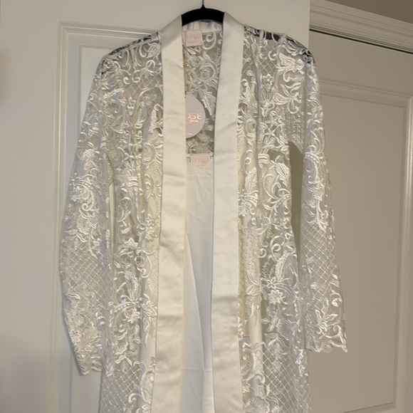 Robe - Picture 5 of 6
